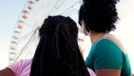 Mujer-Y-Niña-Hablando-En-El-Parque-De-Atracciones